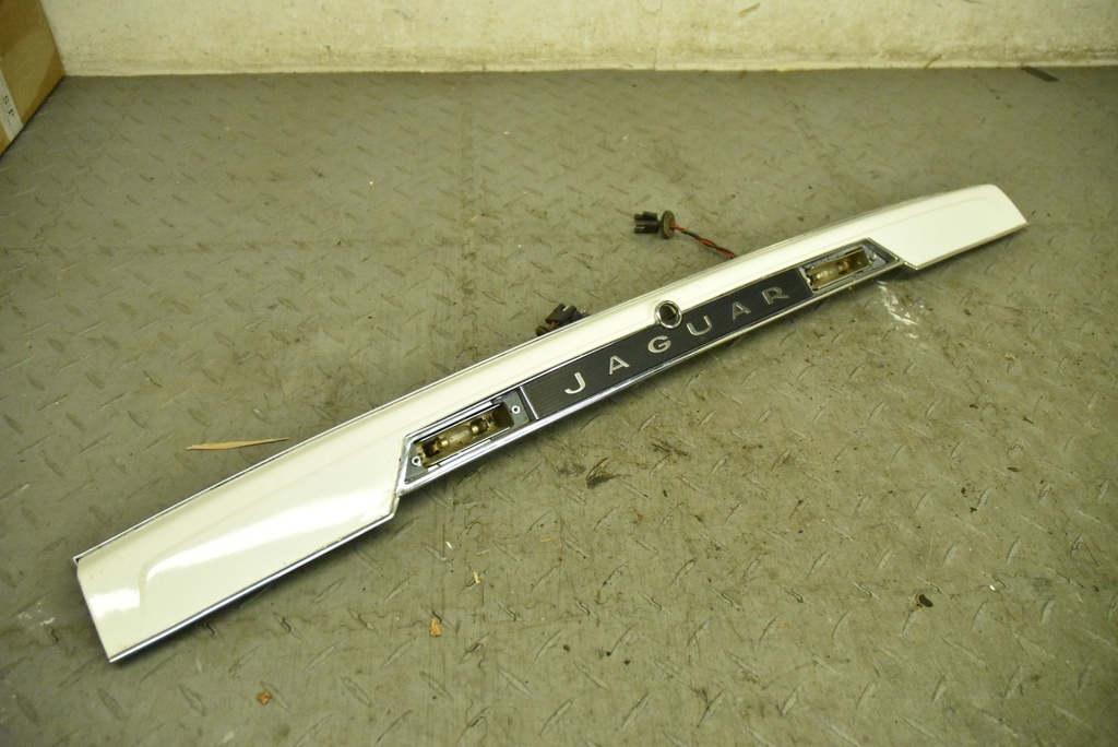 JAGUAR XJS 3.6 V12 BOOT LID REAR PLINTH SECTION FITTING BACK BODY PANEL REPAIR