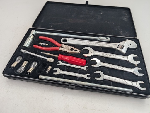 [JLM11122-14530 K10] JAGUAR XJ6 XJ12 XJ40 BOOT TOOL KIT SPANNERS SPARE BULBS SCREWDRIVER PLIERS