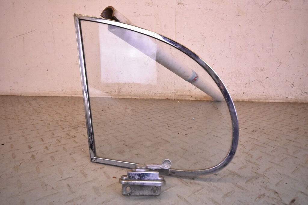 JAGUAR MK2 S TYPE STYPE OSR RIGHT REAR DOOR QUARTER LIGHT WINDOW GLASS SURROUND