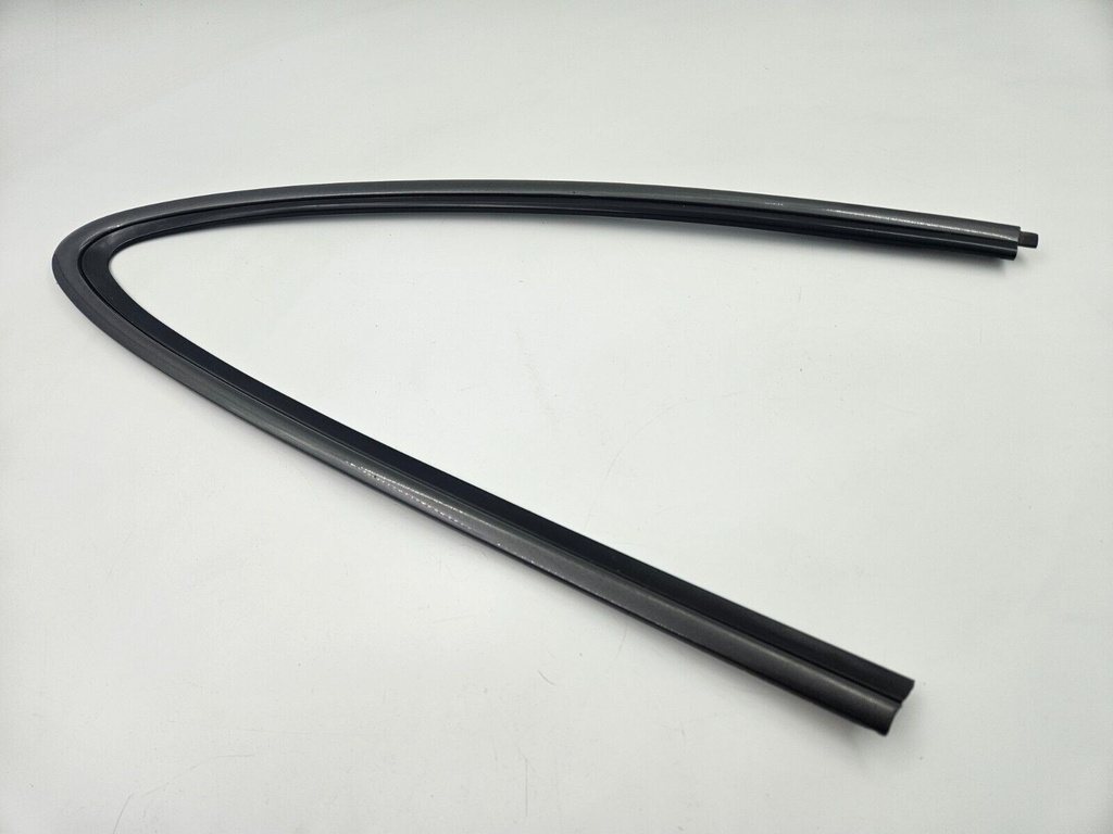 QUATER GLASS FINISHER JAGUAR XK8 X100 GREY WINDOW SURROUND RIGHT REAR EXTERIOR