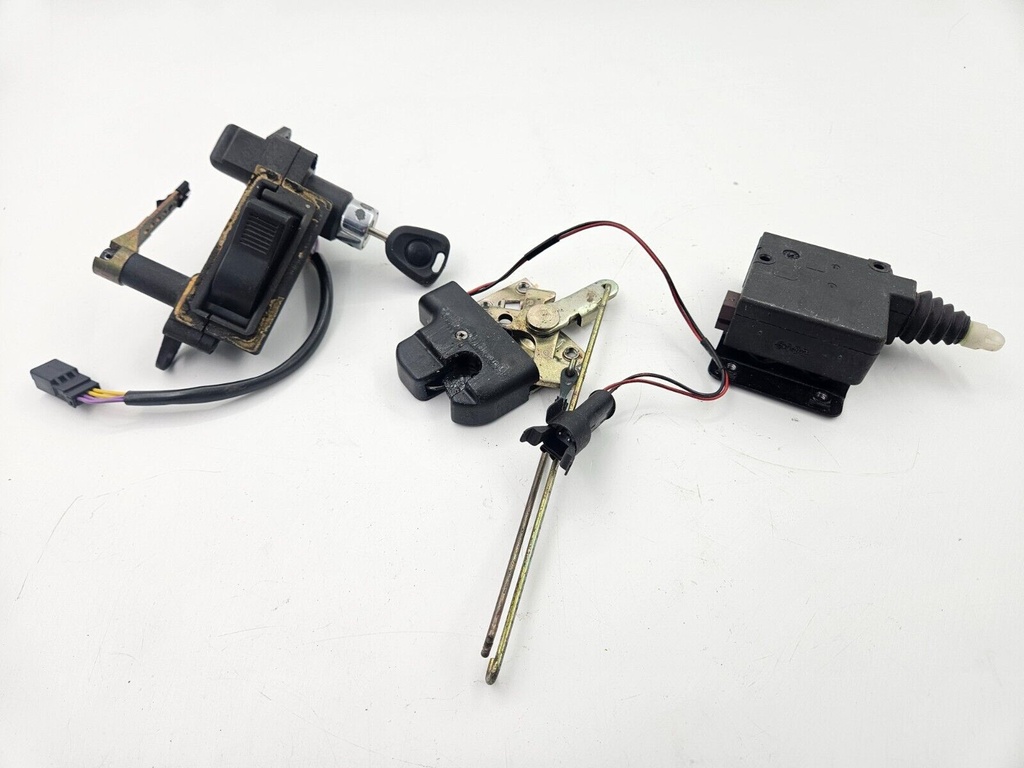 TRUNK LID LOCK JAGUAR XJ40 REAR BOOT LATCH KEY CLOSURE RELEASE PANEL BEC12281