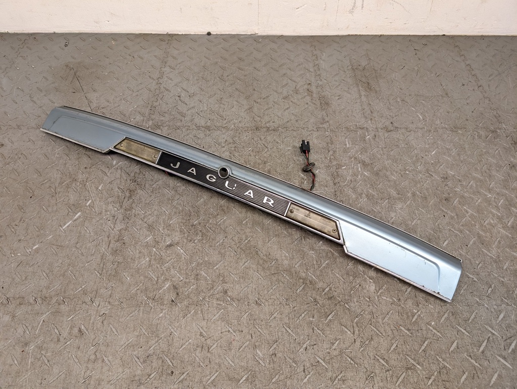 JAGUAR XJS 3.6 V12 BOOT LID REAR PLINTH SECTION FITTING BACK BODY PANEL REPAIR