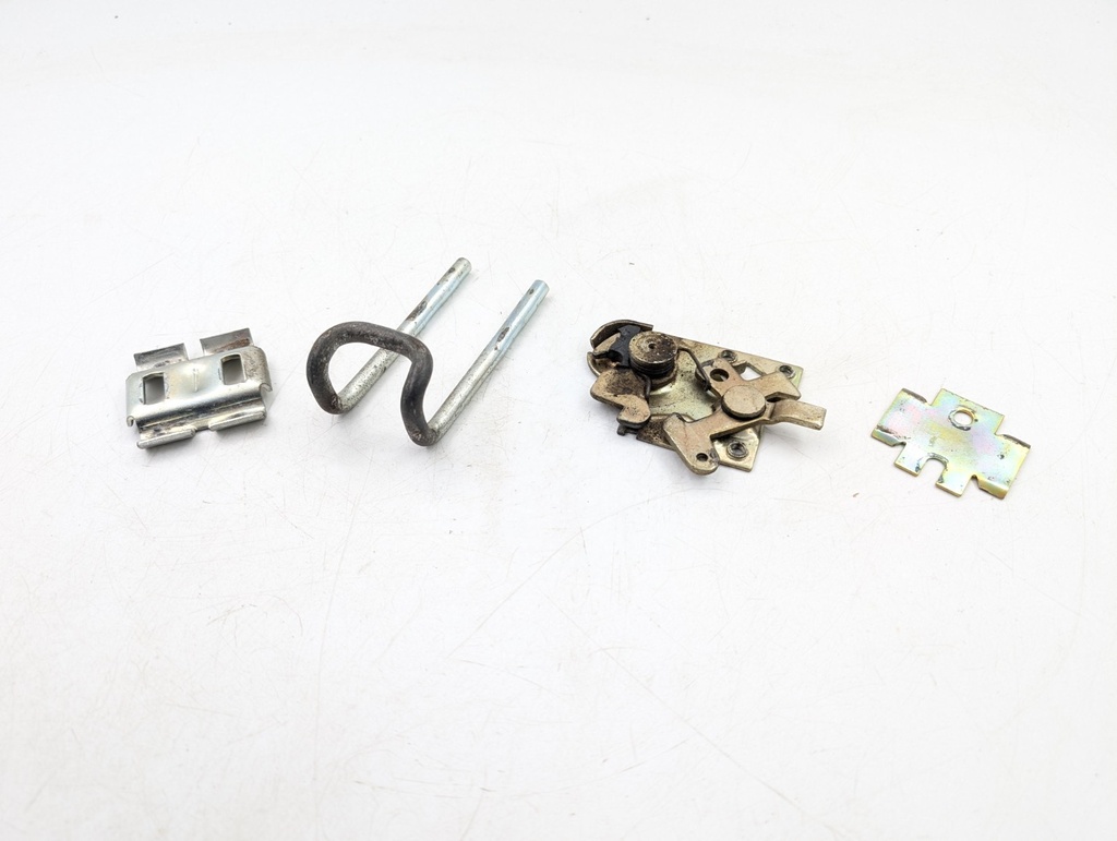 JAGUAR XJS TRUNK LOCK STRIKER FRICTION PLATE BOOT LATCHING MECHANISM LATCH SEAL