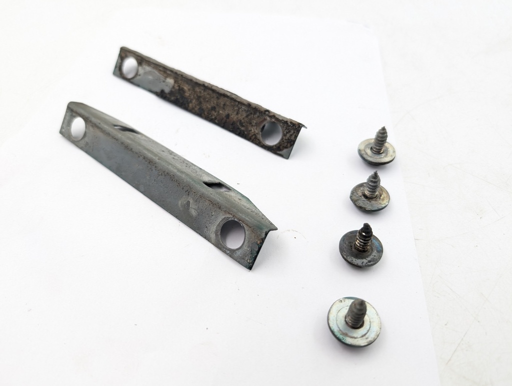 PAIR OF JAGUAR XJS WING ANGLE BRACKETS AND FITTINGS JLM10643