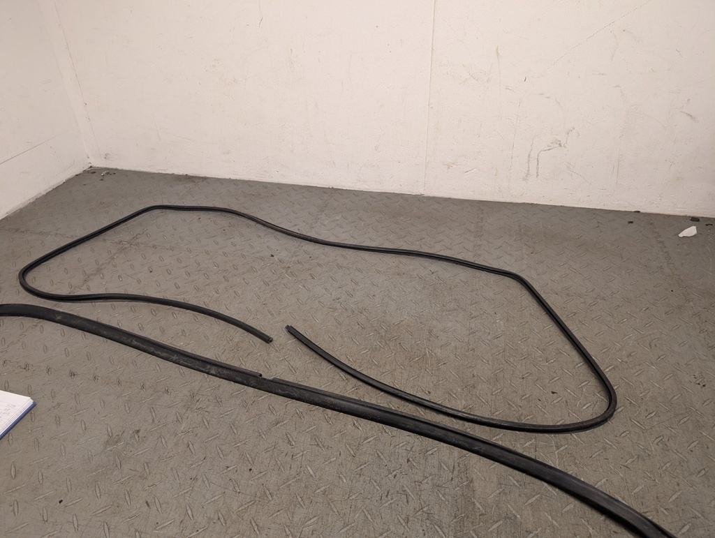 JAGUAR XJS FACELIFT COUPE FRONT WINDOW SEAL GLASS RUBBER AND SCUTTLE SEAL