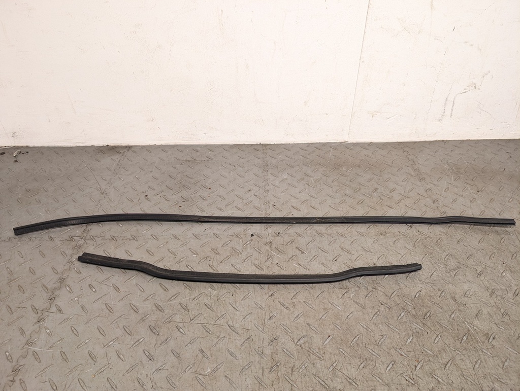 BONNET RUBBER SEALS JAGUAR XJS FACELIFT BODY CLOSURES SEALING USED