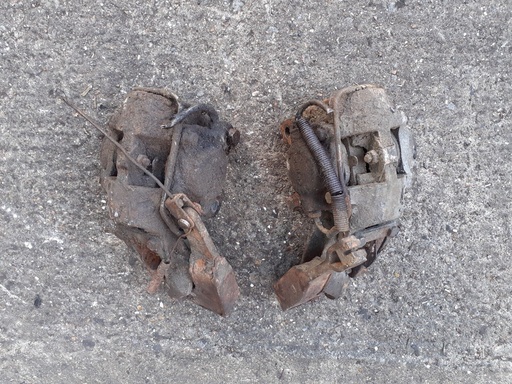 [-8246 LG] PAIR OF JAGUAR DUNLOP REAR HAND BRAKE CALIPERS EARLY REAR IRS STYPE ETYPE AXLE