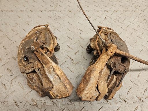 [-8481 JF] PAIR OF JAGUAR DUNLOP REAR HAND BRAKE CALIPERS MK10 MKX STYPE EARLY AXLE IRS