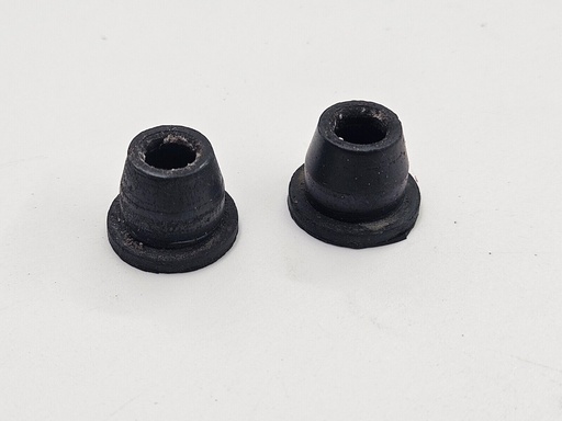 [BA112043] WASHER PUMP GROMMET JAGUAR BA112043 USED PAIR RUBBER SEALS